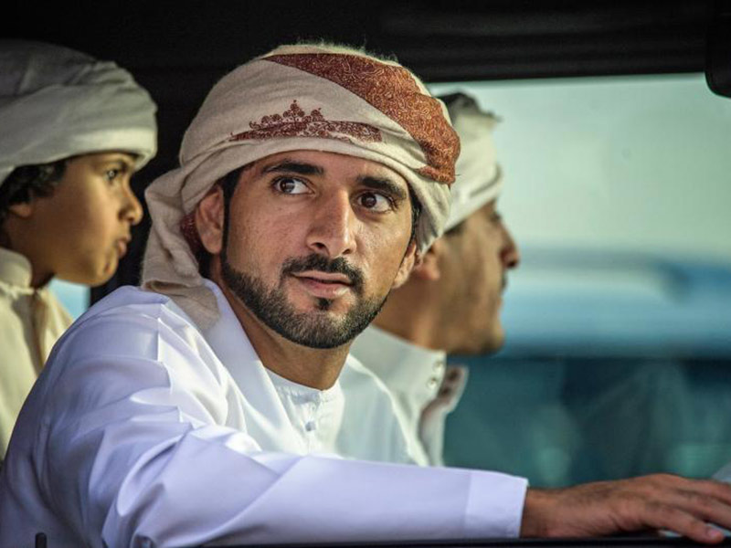 لاصحاب القلوب القوية فقط...فيديو يكشف كيف يتعامل ولي عهد  دبي مع الأسد الذي يربيه